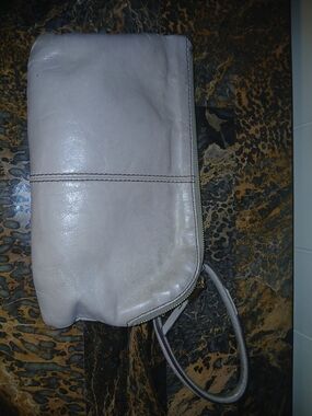 HOBO Leather Wristlet Clutch in Light Gray. #NEEDS A CLEANING INSIDE AND OUT#